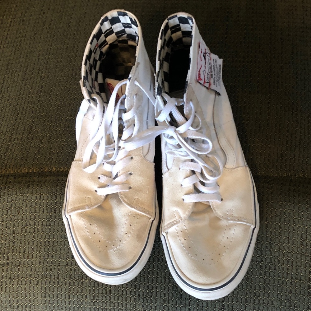 Men’s high top Vans. Good condition with some normal wear. Size 9